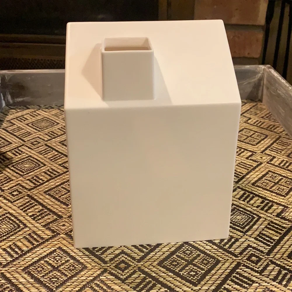 💥 $5 if bundled UMBRA House Tissue Box Cover Casa Home silhouette NWT